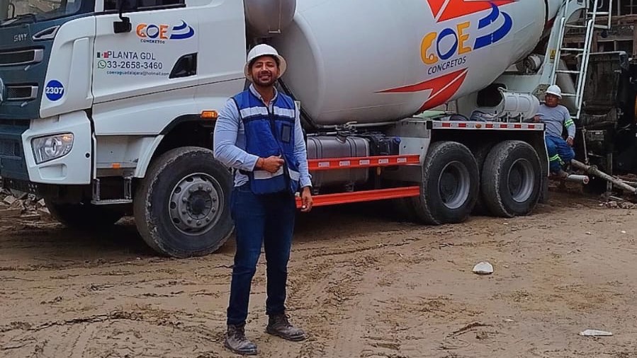 Integrante del equipo COE junto a una olla revolvedora en obra