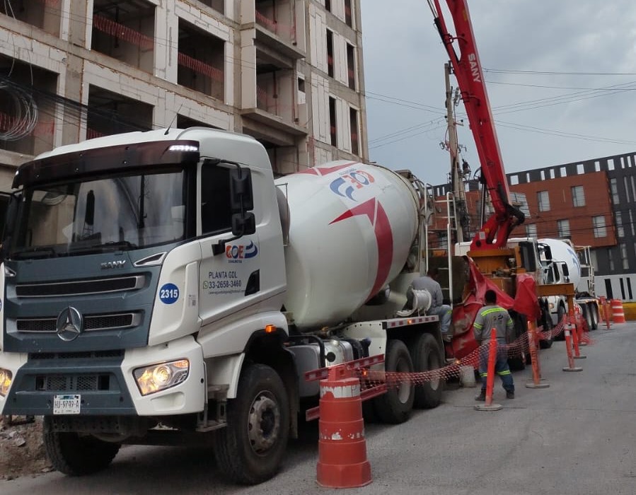 Olla revolvedora y bomba pluma COE junto a una torre residencial en construcción