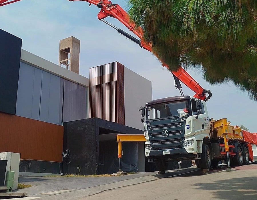 Bomba pluma COE colando en un desarrollo habitacional