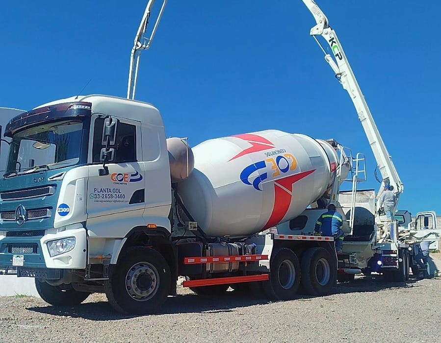 Olla revolvedora y bomba pluma COE en un parque industrial